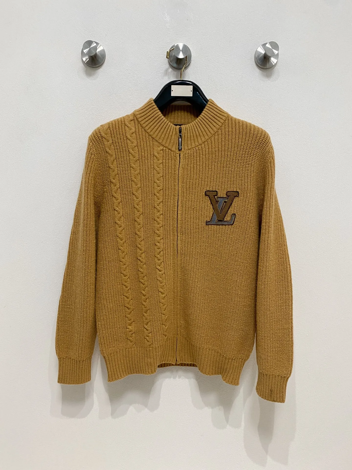 🅿️540 LV autumn and winter classic cardigan sweater, in full condition! ! ! Wool blended fabric, the latest model in 2025, golden ratio! ! Slim-fitting soft gold, versatile and practical item, the combination and practicality are extremely powerful, simple and elegant, and classy! To create your own style, it is highly recommended to buy it in two colors. The standard slim fit tailoring process is suitable for both young and old men. It is knitted from wool and will not cause any discomfort! While keeping warm, it is stylish, textured and wearable, and the classic logo with contrasting colors on the chest feels in place! ! Recommended for regular customers! ! Size M-3XL (maximum wear: 190 pounds)